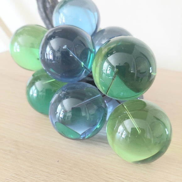 Rare MCM- Vintage Large Cluster Of Blue & Green Lucite Grapes! 8.5" - Picture 6 of 8